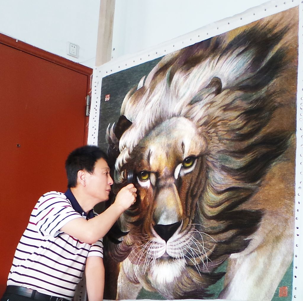艺术总监许永燮先生检查刺绣作品《雄狮》